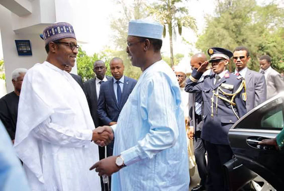 Le Président Buhari et son homologue tchadien Déby au Nigeria. Crédit photo : Sources Le Président Buhari et son homologue tchadien Déby au Nigeria. Crédit photo : Sources