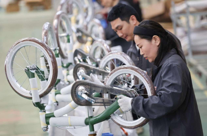 Children's bikes are manufactured in a workshop of a factory in Pingxiang county, Xingtai, north China's Hebei province. The bikes will be sold overseas. (Photo by Chai Gengli/People's Daily Online) Children's bikes are manufactured in a workshop of a factory in Pingxiang county, Xingtai, north China's Hebei province. The bikes will be sold overseas. (Photo by Chai Gengli/People's Daily Online)