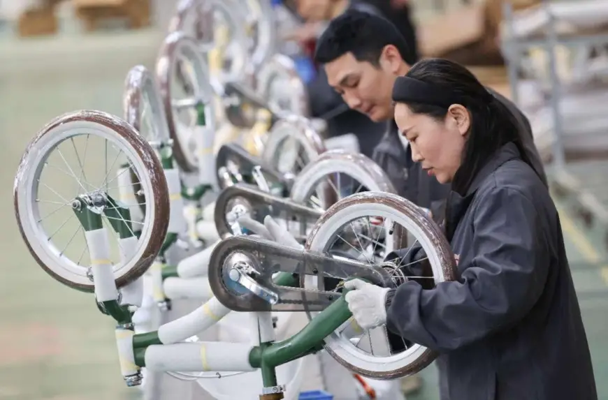 Children's bikes are manufactured in a workshop of a factory in Pingxiang county, Xingtai, north China's Hebei province. The bikes will be sold overseas. (Photo by Chai Gengli/People's Daily Online)