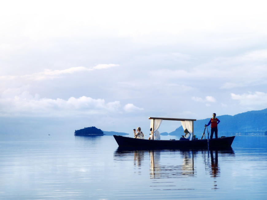 Chinese tourists take photos of sunrise on a small boat near Ko Lanta, Krabi in southern Thailand. (Photo by Zhang Jinruo/People's Daily)