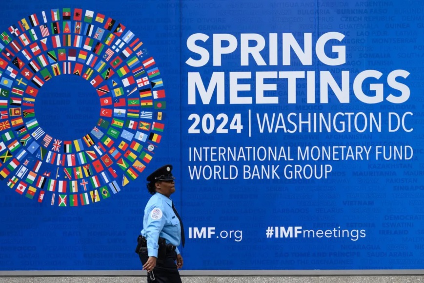Un agent de sécurité passe devant le siège du Fonds monétaire international (FMI) à Washington le 12 avril. Photo : Mandel Ngan/Afp Via Getty Images Un agent de sécurité passe devant le siège du Fonds monétaire international (FMI) à Washington le 12 avril. Photo : Mandel Ngan/Afp Via Getty Images