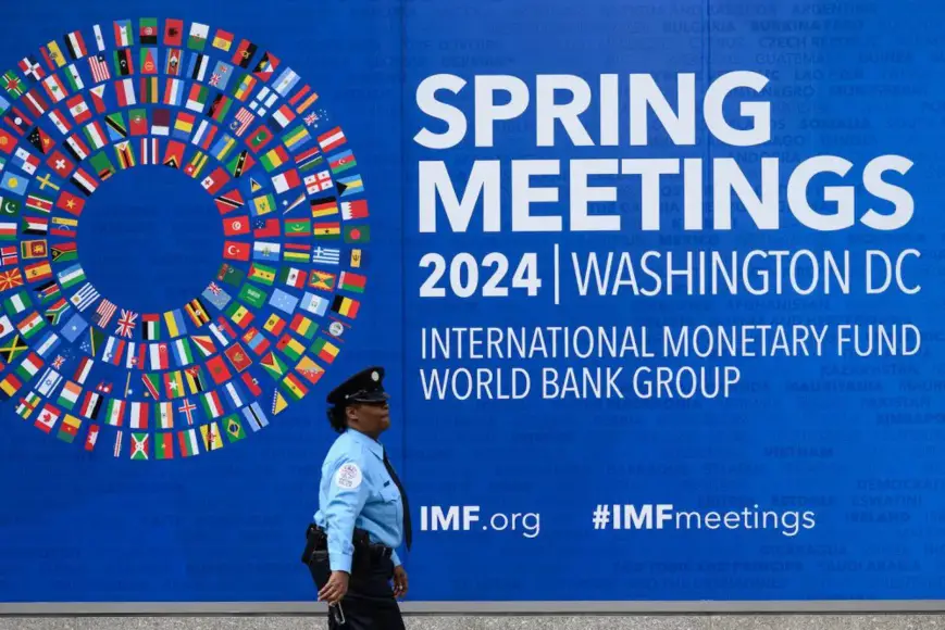 Un agent de sécurité passe devant le siège du Fonds monétaire international (FMI) à Washington le 12 avril. Photo : Mandel Ngan/Afp Via Getty Images