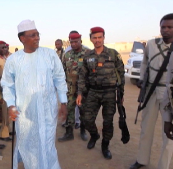 L'aide de camp du Président, Khoudar Mahamat Acyl, au centre. Crédit photo : Alwihda Info