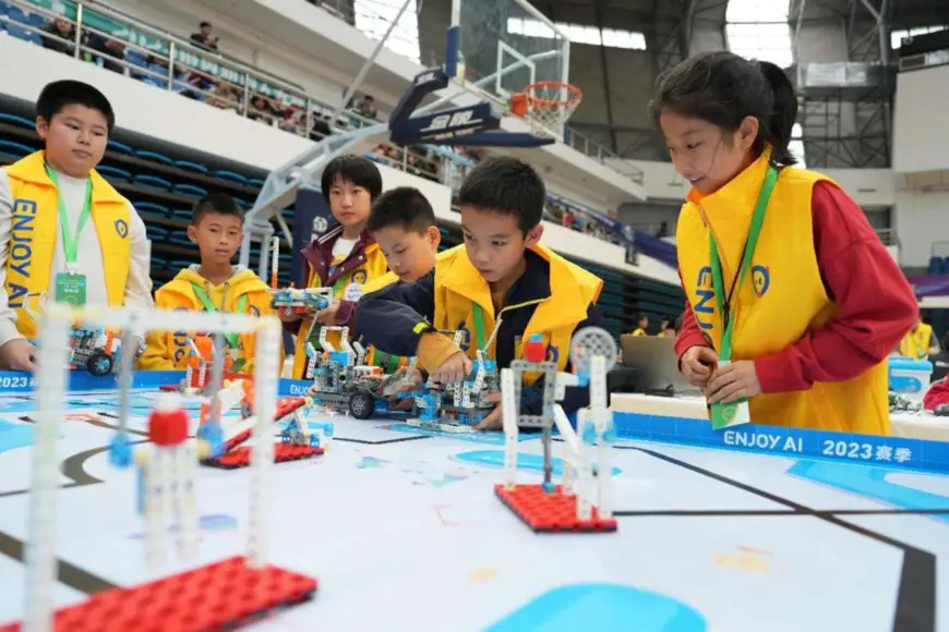 Contestants debug their independently designed and programmed robots in the Youth Robot Design Contest at the World Robot Contest 2023 in southwest China's Chongqing municipality, Oct. 28, 2023. (Photo by Qin Tingfu/People's Daily Online)