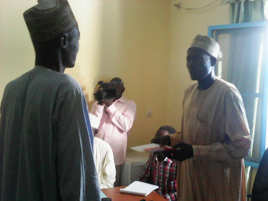 Le maire de la commune du 3ème arrondissement, Mahamat Mbang Hadji exhorte les délégués et les chefs de carré à faire recenser les étrangers. Alwihda Info/D.W.W. Le maire de la commune du 3ème arrondissement, Mahamat Mbang Hadji exhorte les délégués et les chefs de carré à faire recenser les étrangers. Alwihda Info/D.W.W.