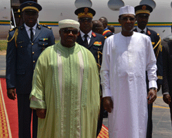 Ali Bongo et Idriss Déby aujourd'hui sur le tarmac de l'aéroport international hassan Djamous.