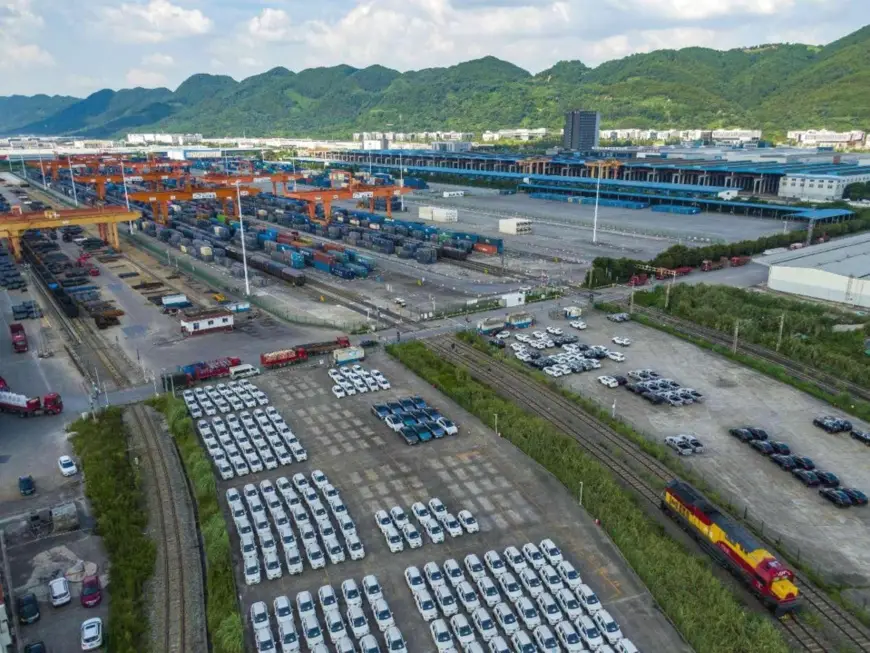 Vehicles to be shipped are parked in an international logistics park in Shapingba district, southwest China's Chongqing municipality. (Photo by Sun Kaifang/People's Daily Online)