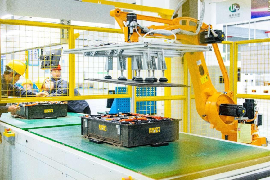 Decommissioned lithium-ion batteries are disassembled in a workshop of a tech firm in Dingnan county, Ganzhou, east China's Jiangxi province. (Photo by Zhong Jie/People's Daily Online) Decommissioned lithium-ion batteries are disassembled in a workshop of a tech firm in Dingnan county, Ganzhou, east China's Jiangxi province. (Photo by Zhong Jie/People's Daily Online)
