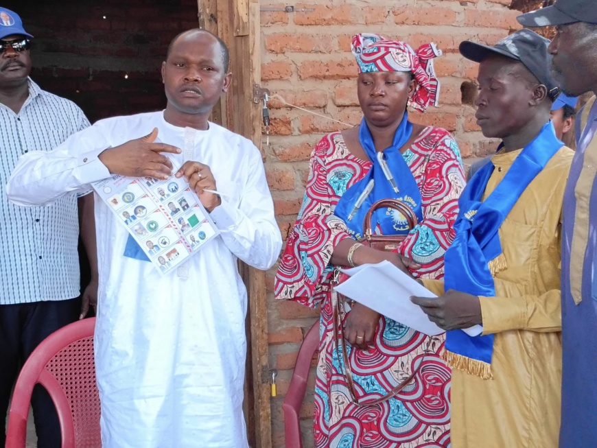 Présidentielle : le candidat Mansiri Lopsikreo sensibilise sur la manière de voter en faveur du numéro 6 lors du scrutin Présidentielle : le candidat Mansiri Lopsikreo sensibilise sur la manière de voter en faveur du numéro 6 lors du scrutin