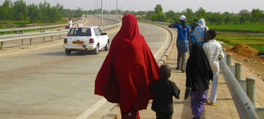 © UNICEF/Hadiza Amadou Une famille marche au bord d'une route à Niamey, au Niger. © UNICEF/Hadiza Amadou Une famille marche au bord d'une route à Niamey, au Niger.