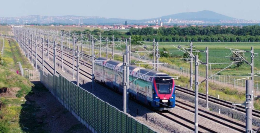 Photo shows a running Coko high-speed train. (Photo by Li Gangyu)