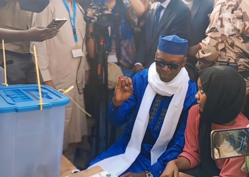 Présidentielle : Succès Masra, le candidat de la Coalition justice et égalité a voté à 7h Présidentielle : Succès Masra, le candidat de la Coalition justice et égalité a voté à 7h