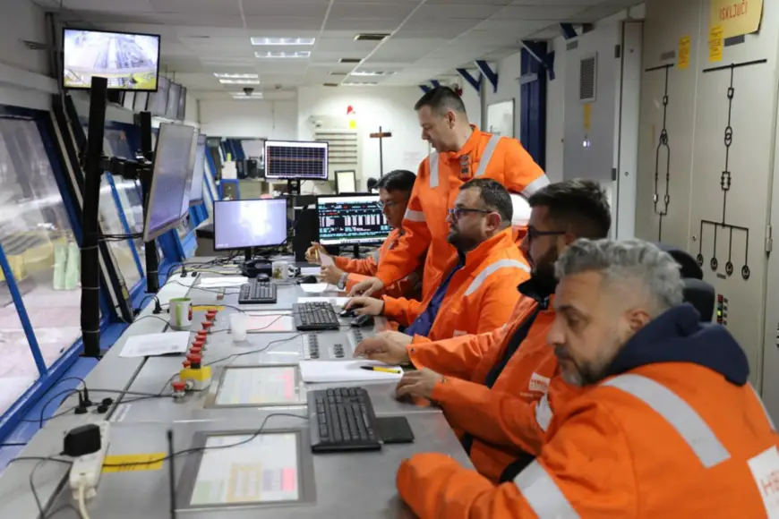 Photo shows the central control room of the hot rolling workshop of HBIS Smederevo Steel Plant. (Photo by Xie Yahong/People's Daily)