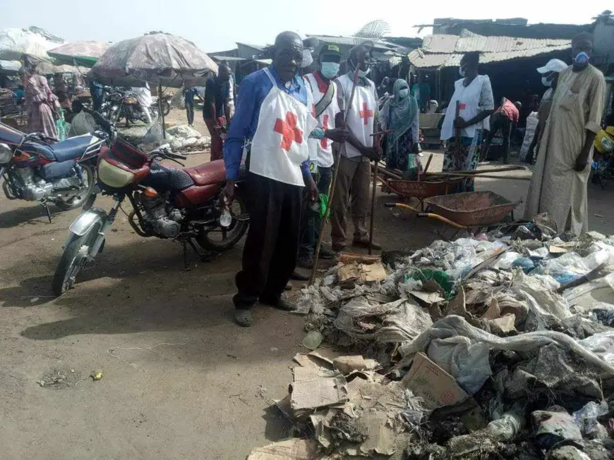 Tchad : la Croix Rouge et le Croissant Rouge du Moyen Chari nettoient le petit marché de Yalnas de Sarh