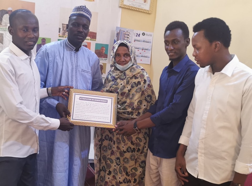 Tchad : Une attestation de reconnaissance décernée au Maire Mahamat saleh Ahmat par les étudiants de l'université Adam Barka d'Abéché Tchad : Une attestation de reconnaissance décernée au Maire Mahamat saleh Ahmat par les étudiants de l'université Adam Barka d'Abéché