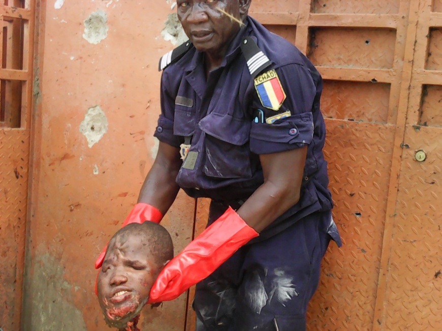 La tête du kamikaze qui s'est déguisé en femme puis explosé devant la porte sud du marché central de N'Djamena, ce matin. Alwihda Info/D.W.W La tête du kamikaze qui s'est déguisé en femme puis explosé devant la porte sud du marché central de N'Djamena, ce matin. Alwihda Info/D.W.W