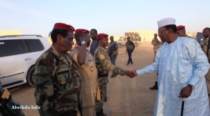 Le chef de l'Etat tchadien, Idriss Déby serre la main aux généraux de l'armée. Alwihda Info