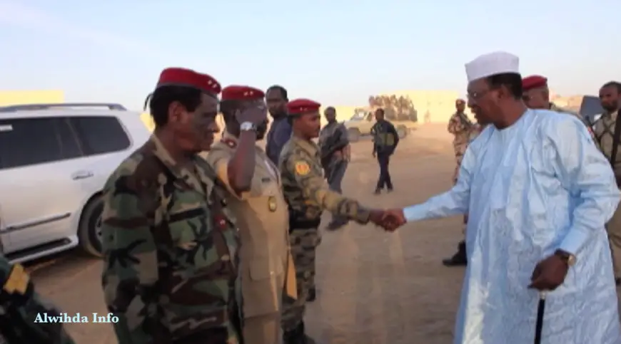 Le chef de l'Etat tchadien, Idriss Déby serre la main aux généraux de l'armée. Alwihda Info