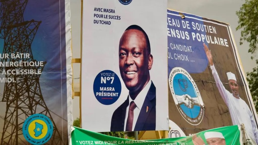 Des affiches de candidats, dont celle de Succès Masra et Mahamat Idriss Deby sont visibles dans la capitale. Photo : BBC.