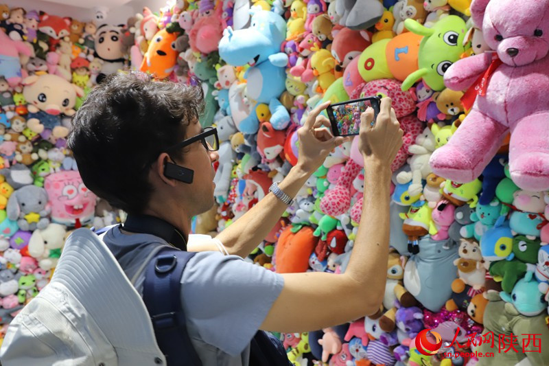 A foreign journalist takes photos in a plush toy factory in Ankang, northwest China's Shaanxi province. (Photo by Li Zhiqiang) A foreign journalist takes photos in a plush toy factory in Ankang, northwest China's Shaanxi province. (Photo by Li Zhiqiang)