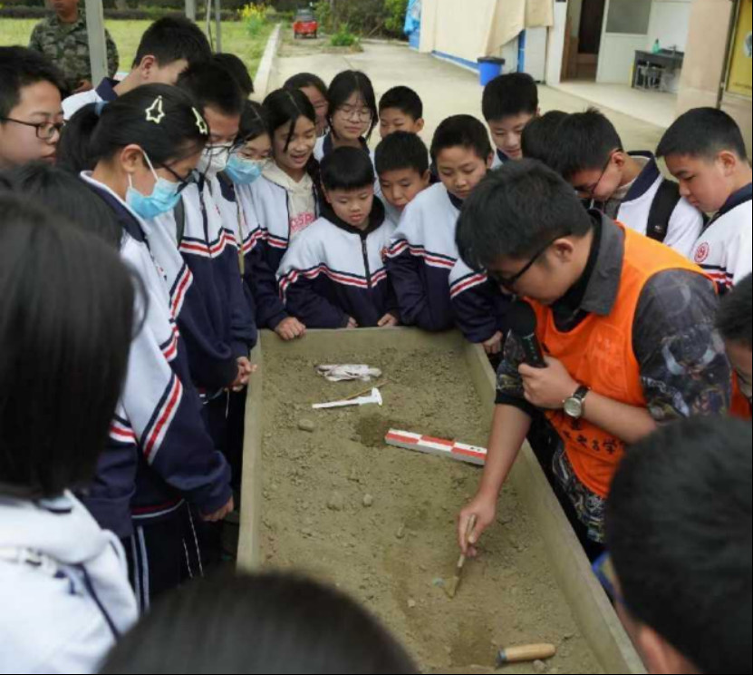 Students experience simulated archaeological excavation at the archaeological exploration base in Sanxing village, Guanghan, southwest China's Sichuan province. (Photo from the official website of the archaeological exploration base in Sanxing village) Students experience simulated archaeological excavation at the archaeological exploration base in Sanxing village, Guanghan, southwest China's Sichuan province. (Photo from the official website of the archaeological exploration base in Sanxing village)
