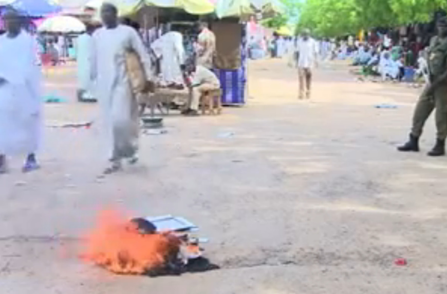La police brûle des voiles à l'entrée d'un marché de la capitale. Crédit photo : Aljazeera La police brûle des voiles à l'entrée d'un marché de la capitale. Crédit photo : Aljazeera