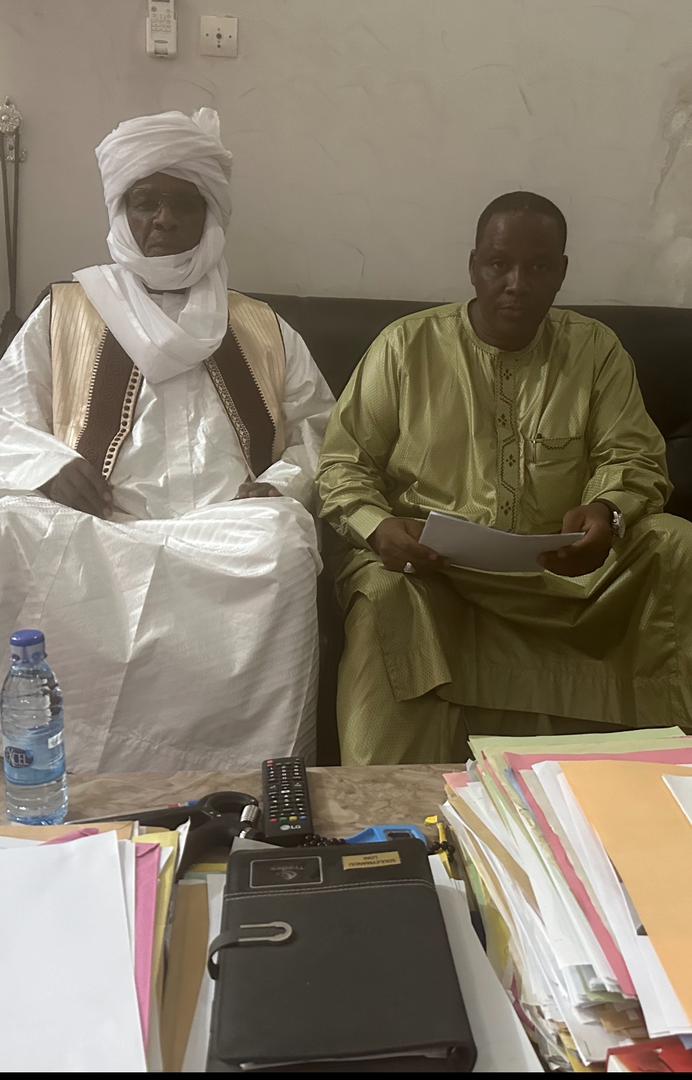 Tchad : l'opérateur économique Mahamat Lony offre un véhicule neuf au chef de canton Gourma Tchad : l'opérateur économique Mahamat Lony offre un véhicule neuf au chef de canton Gourma