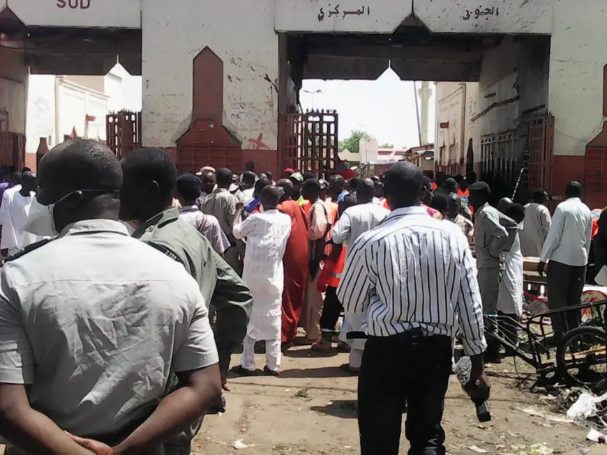 La foule se précipite au grand marché de N'Djamena après une explosion kamikaze le 11 juillet dernier. Alwihda Info/D.W.W.