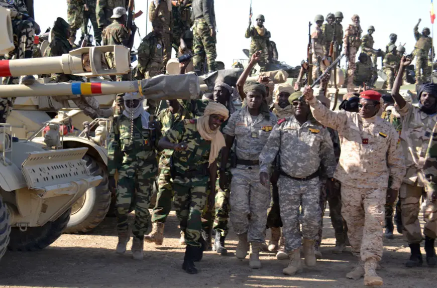 Des généraux tchadiens avec leurs troupes. Crédit photo : Sources