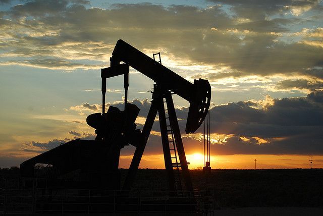 Le pétrole est le fruit d'un processus très long pendant lequel la matière organique est transformée en hydrocarbure. &copy Paul Lowry, Flickr, cc by 2.0