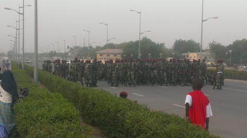 Des soldats de l'armée tchadienne à la place de la nation. Alwihda Info/D.W.W.