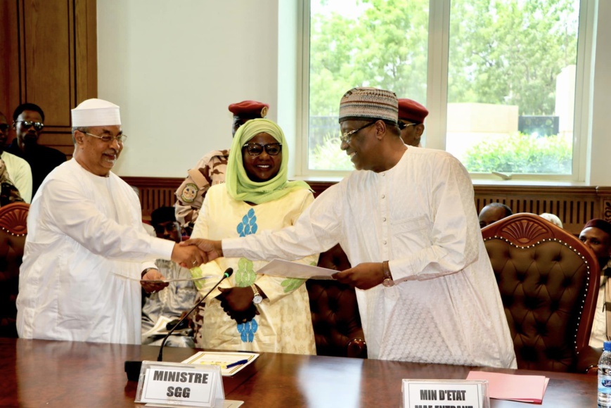 Tchad : « Avec un réel plaisir », Mahamat Saleh Annadif a remis les clés du MAÉ à son successeur Tchad : « Avec un réel plaisir », Mahamat Saleh Annadif a remis les clés du MAÉ à son successeur