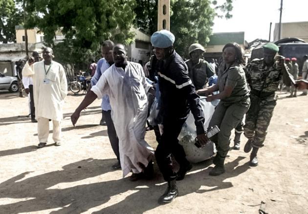 AFP/AFP - Des forces de sécurité évacuent un corps après un attentat-suicide à Maroua, la capitale de l'Extrême-nord du Cameroun, le 22 juillet 2015 AFP/AFP - Des forces de sécurité évacuent un corps après un attentat-suicide à Maroua, la capitale de l'Extrême-nord du Cameroun, le 22 juillet 2015