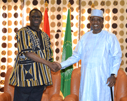 Le Président de la Transition burkinabè accueilli à N'Djamena par Idriss Déby Le Président de la Transition burkinabè accueilli à N'Djamena par Idriss Déby