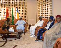 Le Président de la Transition burkinabè accueilli à N'Djamena par Idriss Déby