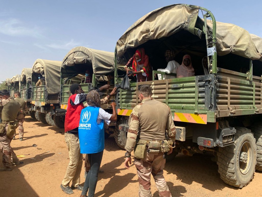 Les Forces françaises au Tchad mobilisent des moyens logistiques pour soutenir la relocalisation des réfugiés soudanais Les Forces françaises au Tchad mobilisent des moyens logistiques pour soutenir la relocalisation des réfugiés soudanais
