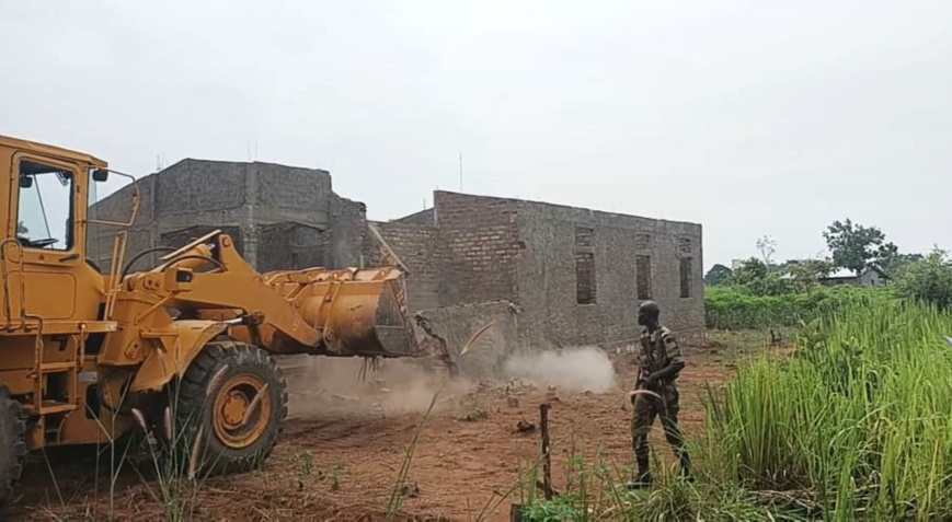 Vue d'une des habitations détruites à Samba dans la commune Bimbo, ce 30 mai 2024. Photo : RNL/Christ-Roi Jordan Bandengbe, mai 2024. Vue d'une des habitations détruites à Samba dans la commune Bimbo, ce 30 mai 2024. Photo : RNL/Christ-Roi Jordan Bandengbe, mai 2024.
