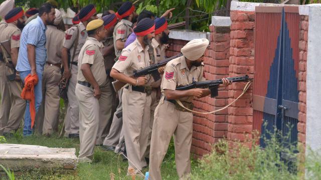 Inde: Huit personnes tuées, la police donne l'assaut