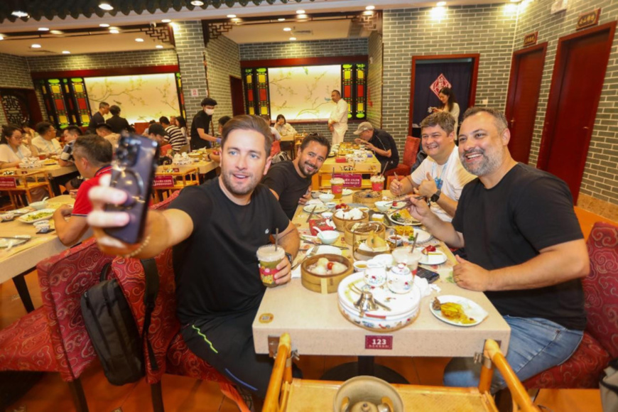 Merchants attending the 135th session of the China Import and Export Fair held in Guangzhou, south China's Guangdong province pose for a picture while tasting Guangdong food in a local restaurant, on April 17, 2024. (Photo by Chen Zhiqiang/People's Daily Online) Merchants attending the 135th session of the China Import and Export Fair held in Guangzhou, south China's Guangdong province pose for a picture while tasting Guangdong food in a local restaurant, on April 17, 2024. (Photo by Chen Zhiqiang/People's Daily Online)
