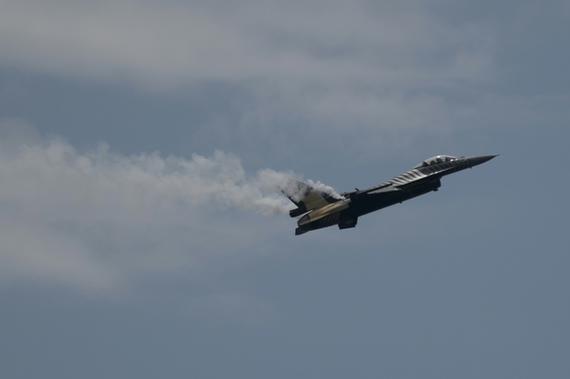 Un F-16 turc fait une démonstration de vol le 21 juin 2015 pendant le festival Airshow de Motril, dans le sud de l'Espagne - AFP/Archives Jorge Guerrero