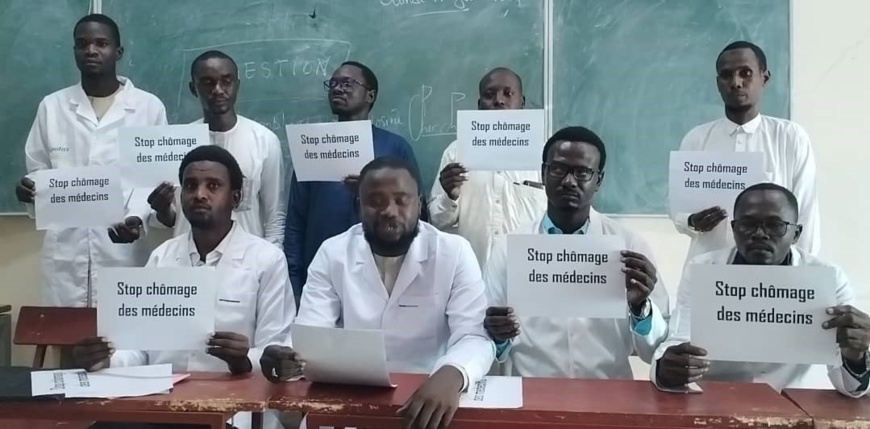Tchad : 400 médecins en instance d'intégration dénoncent la lenteur de leur intégration à la fonction publique Tchad : 400 médecins en instance d'intégration dénoncent la lenteur de leur intégration à la fonction publique