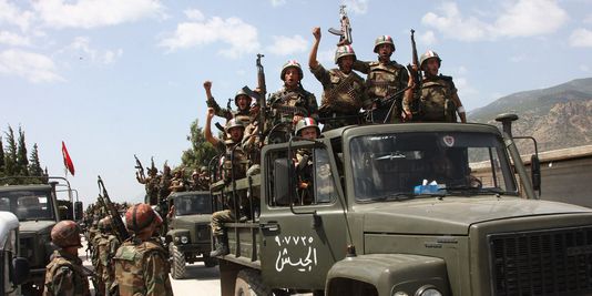 Des camions de l'armée syrienne entrent dans Jisr Al-Choughour, le 10 juin 2011. AP/BASSEM TELLAWI