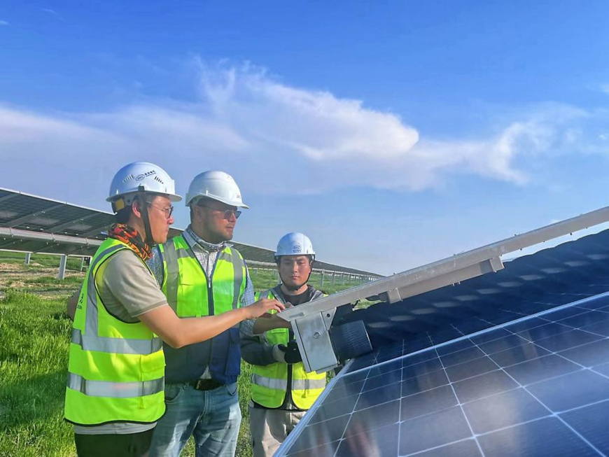 At the 220 MWac Samarkand solar PV plant in Uzbekistan, a Chinese engineer is training local maintenance staff on how to use an AI-enabled cleaning robot. (Photo by Chang Jin) At the 220 MWac Samarkand solar PV plant in Uzbekistan, a Chinese engineer is training local maintenance staff on how to use an AI-enabled cleaning robot. (Photo by Chang Jin)