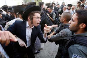 Affrontements entre extrémistes juifs et chrétiens à Jérusalem. Crédit photo : Sources Affrontements entre extrémistes juifs et chrétiens à Jérusalem. Crédit photo : Sources