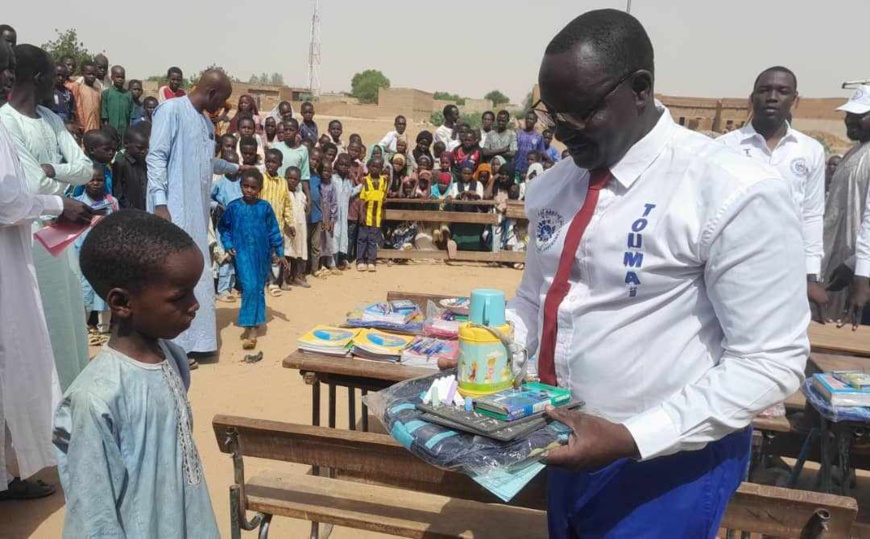 Tchad : à Abéché, l'association Toumaï distribue des fournitures scolaires aux élèves de l'école AlNahda Tchad : à Abéché, l'association Toumaï distribue des fournitures scolaires aux élèves de l'école AlNahda