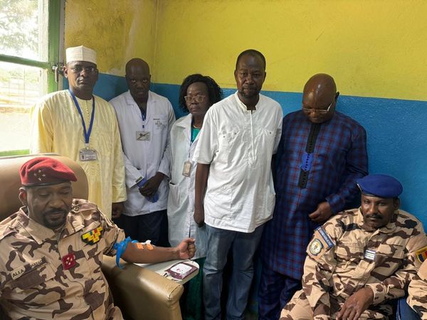 Tchad: le Chef d'état-major Général des Armées 1er Adjoint a donné volontairement son sang, un geste louable et humanitaire Tchad: le Chef d'état-major Général des Armées 1er Adjoint a donné volontairement son sang, un geste louable et humanitaire