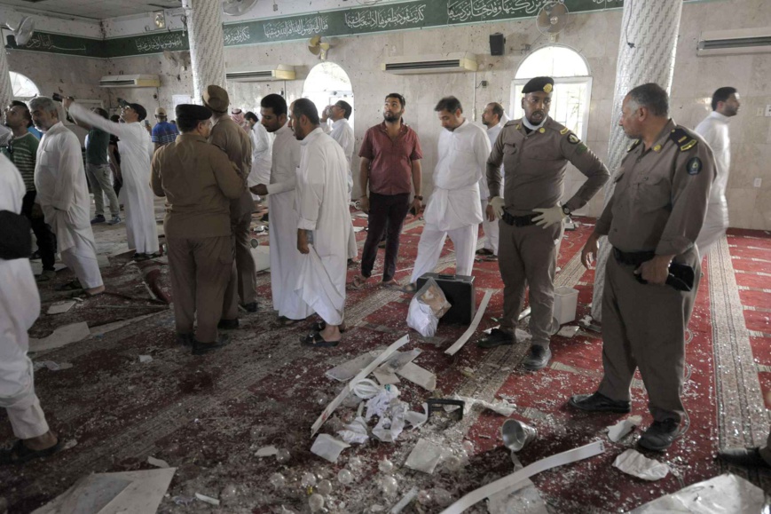 Le 22 mai 2015 sur le lieu de l'attentat DANS une mosquée à Qatif; AFP PHOTO / STR - AFP Le 22 mai 2015 sur le lieu de l'attentat DANS une mosquée à Qatif; AFP PHOTO / STR - AFP