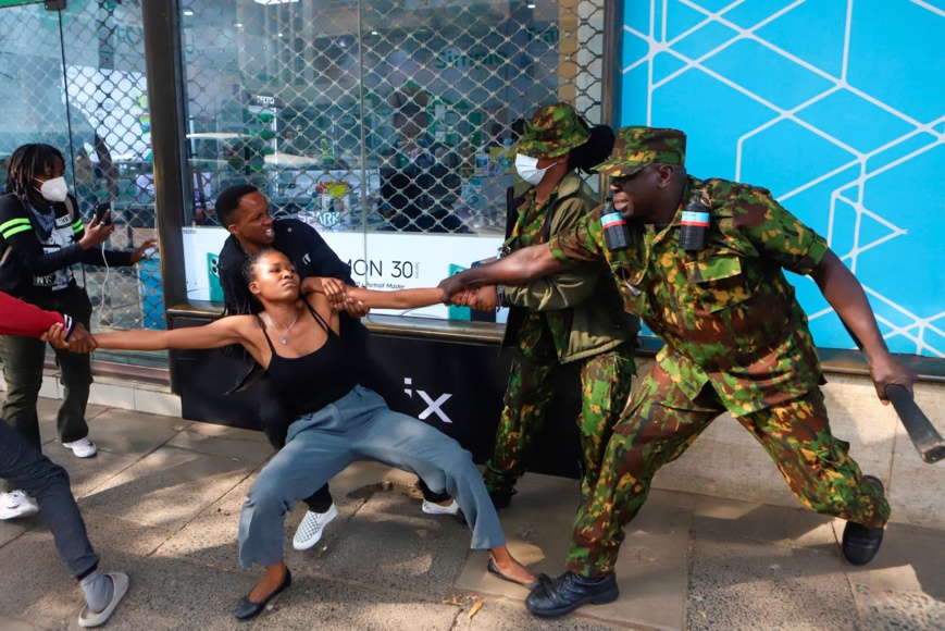 Des policiers arrêtent une manifestante qui protestait le mardi 18 juin 2024. Photo : Andrew Kasuku/AP Des policiers arrêtent une manifestante qui protestait le mardi 18 juin 2024. Photo : Andrew Kasuku/AP