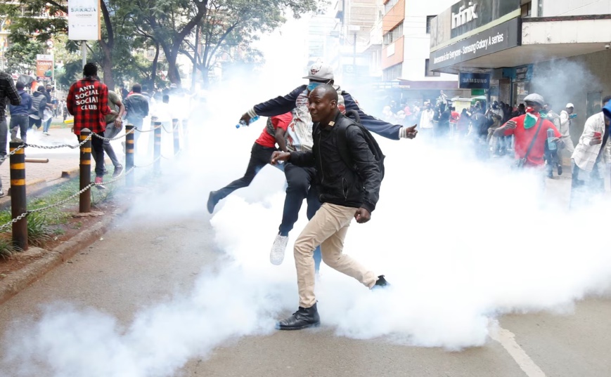 Les manifestants réagissent après que la police a utilisé des gaz lacrymogènes pour les disperser, à Nairobi le 20 juin 2024. Photo : Monicah Mwangi/Reuters Les manifestants réagissent après que la police a utilisé des gaz lacrymogènes pour les disperser, à Nairobi le 20 juin 2024. Photo : Monicah Mwangi/Reuters