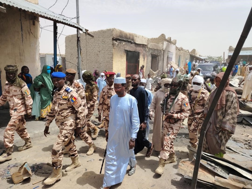 Tchad : Le Gouverneur du Kanem au chevet des commerçants sinistrés du marché de Mao après l'incendie dévastateur Tchad : Le Gouverneur du Kanem au chevet des commerçants sinistrés du marché de Mao après l'incendie dévastateur